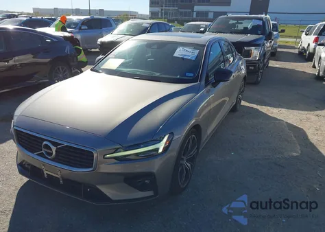 2019 Volvo S60 T6 R-Design из США, поврежденный, VIN 7JRA22TM1KG003428